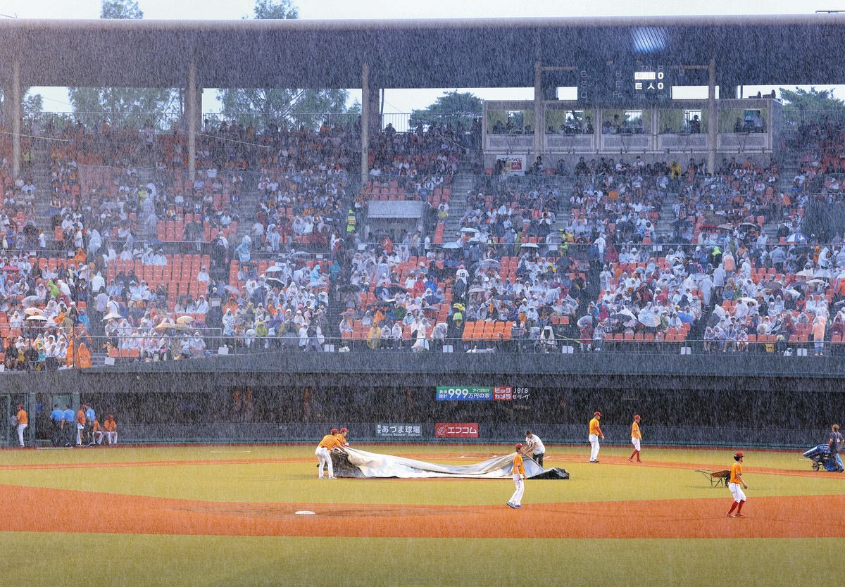 福島での巨人ー中日戦、2回の中日の攻撃を前に大雨で20分の中断→再開