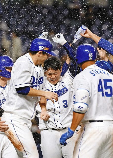 中日―阪神　９回裏２死二、三塁、サヨナラ３ランを放ちナインから手荒い祝福を受ける高橋
