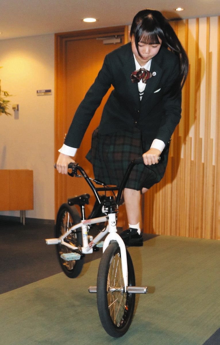 セントヨゼフ女子学園吉村さんがBMX日本一 スピンの技を知事に披露：中