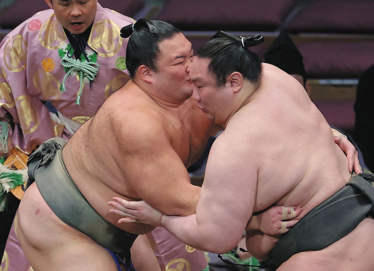 朝乃山、3連勝で勝ち越し王手 十両経験者の白鷹山を一気に寄り切る