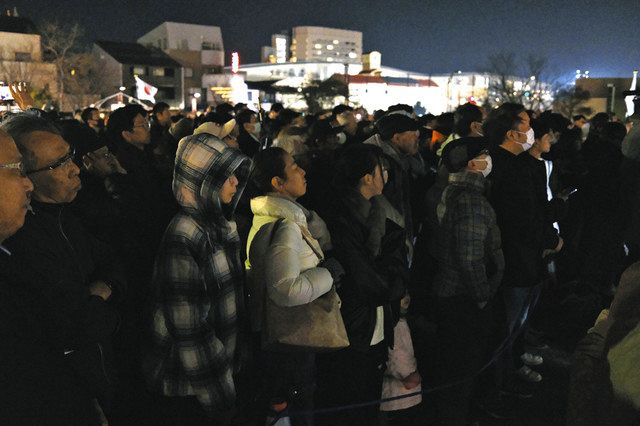 街頭演説を聴く支持者たち＝2月、浜松市で 