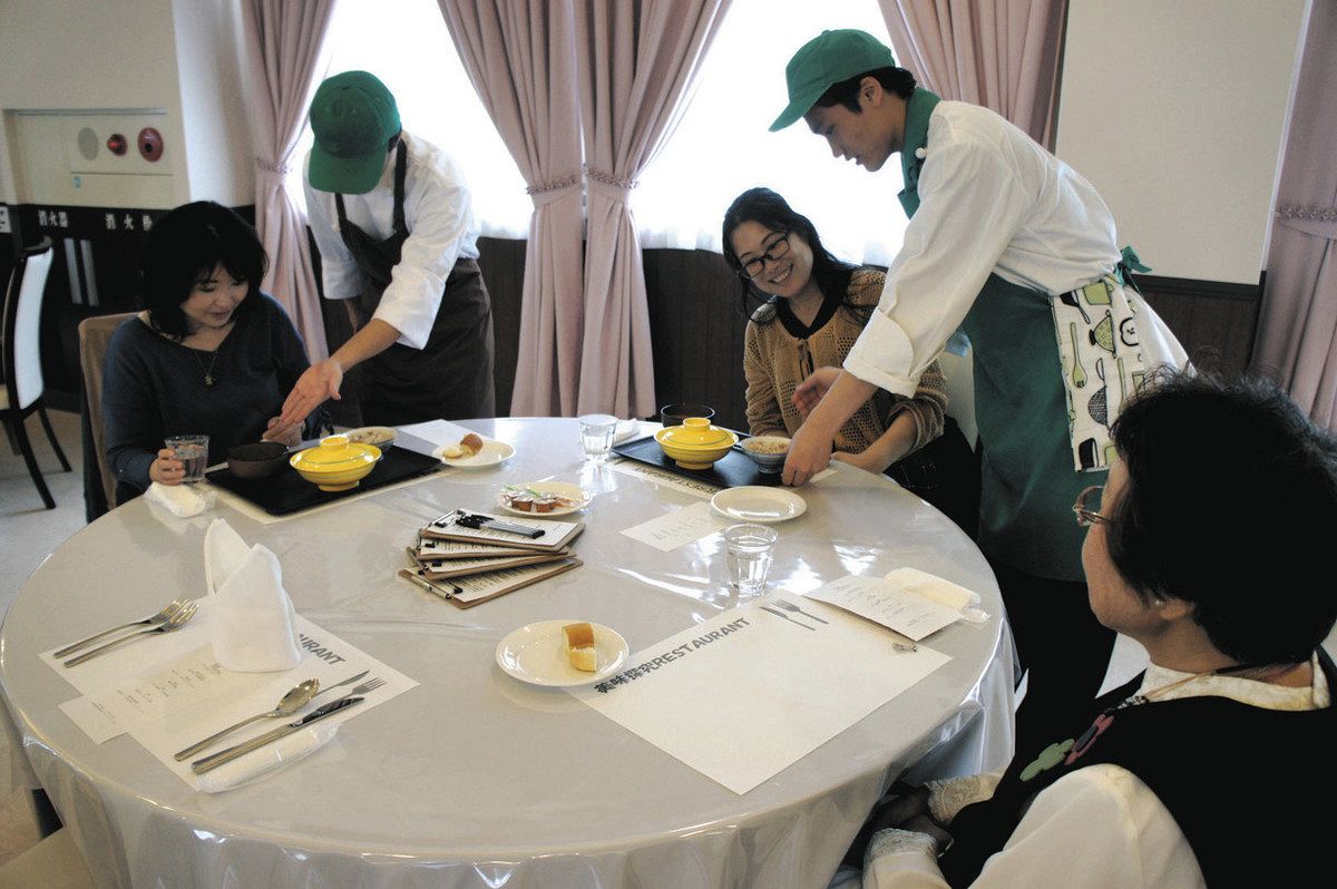 接客もしながら料理を提供する生徒（右から２人目）＝いずれも彦根市の彦根総合高で