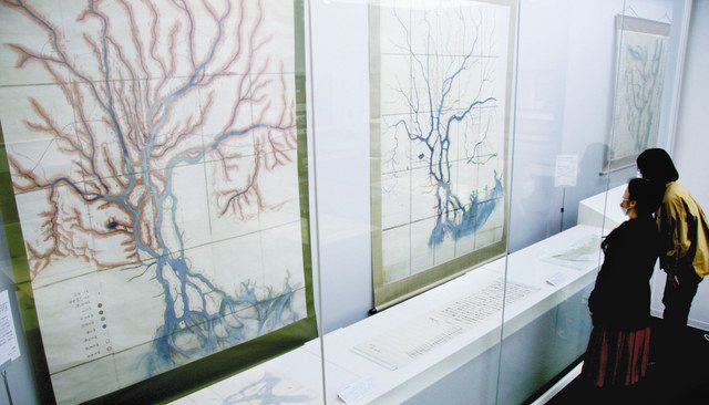 「木曽三川流域大絵図」のレプリカ＝名古屋市千種区の名古屋大付属図書館で 