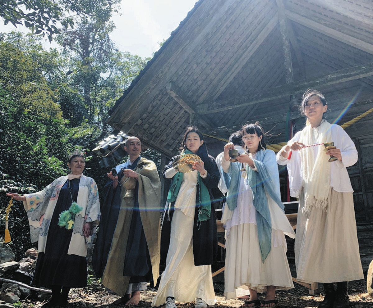 須須神社奥宮 守りたい 社殿、鳥居など被害 信者ら集まり読経や演奏