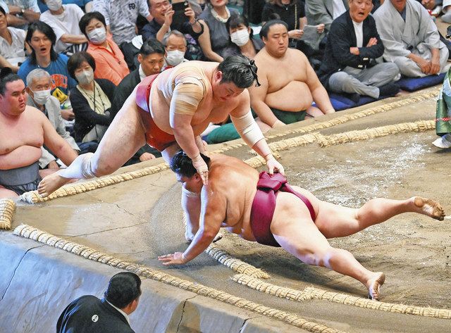 物言い2度、熱海富士「ひやひや」逆転で1敗守る 大相撲秋場所＜さじき