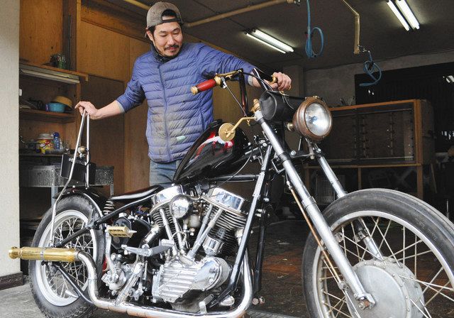 漆塗りのハーレーダビッドソンと岩原さん＝塩尻市木曽平沢の「未空うるし工芸」で