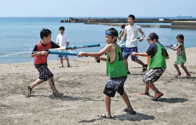 浜辺で水鉄砲 夏満喫 三国のビーチ 地元親子連れら７０人 中日新聞web