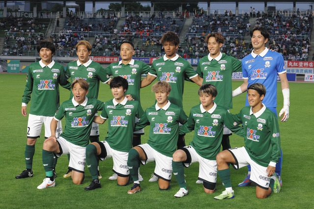 相模原戦の試合前、記念撮影するＦＣ岐阜イレブン。柏木選手（後列左端）は２試合連続の先発＝長良川競技場で