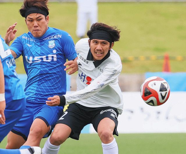 沼津戦で、今季初先発を果たした柏木選手（右）＝愛鷹広域公園多目的競技場で