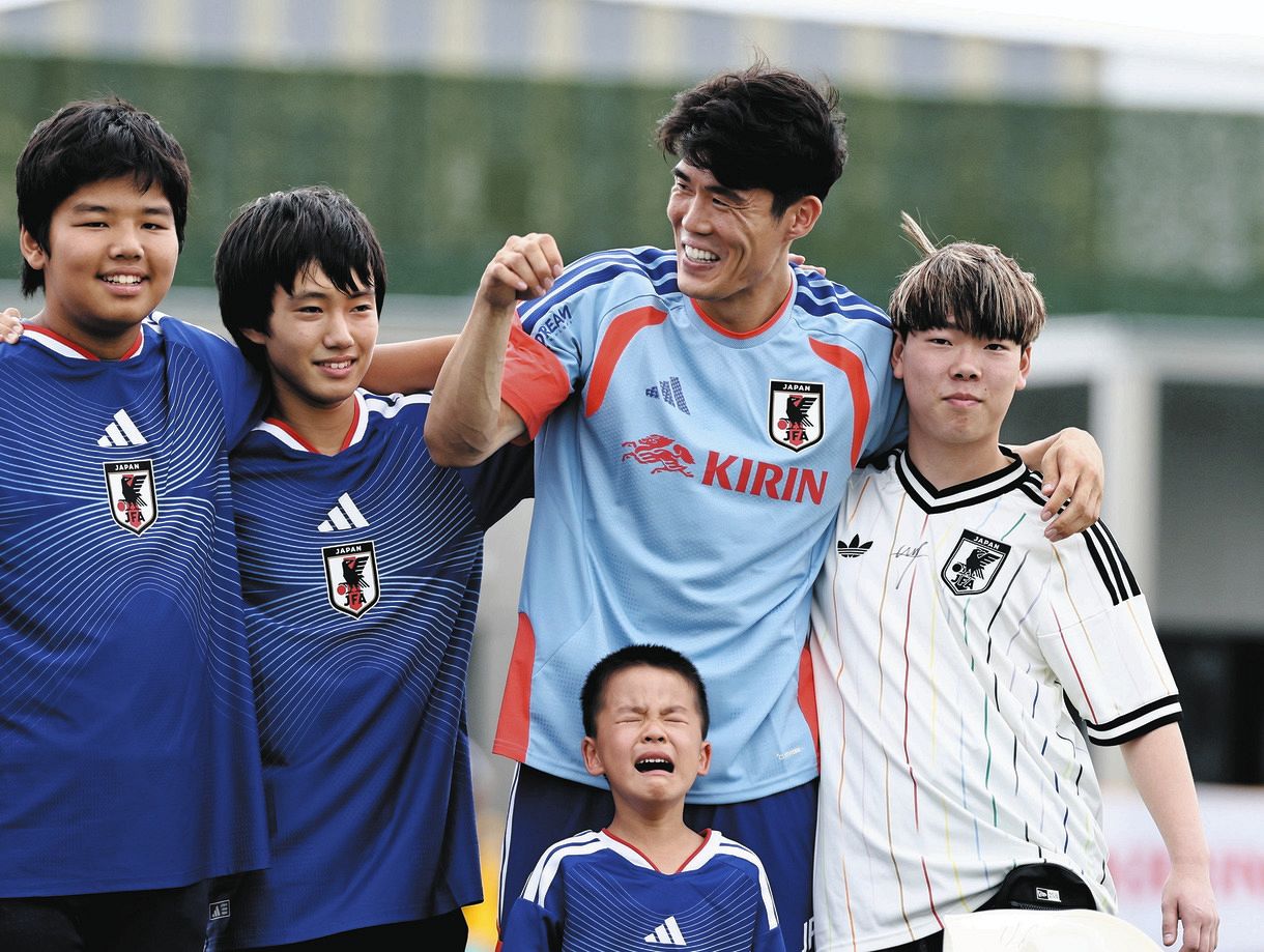 サッカー日本代表、現地の日本人と交流も”ハプニング” 冨安健洋の前で