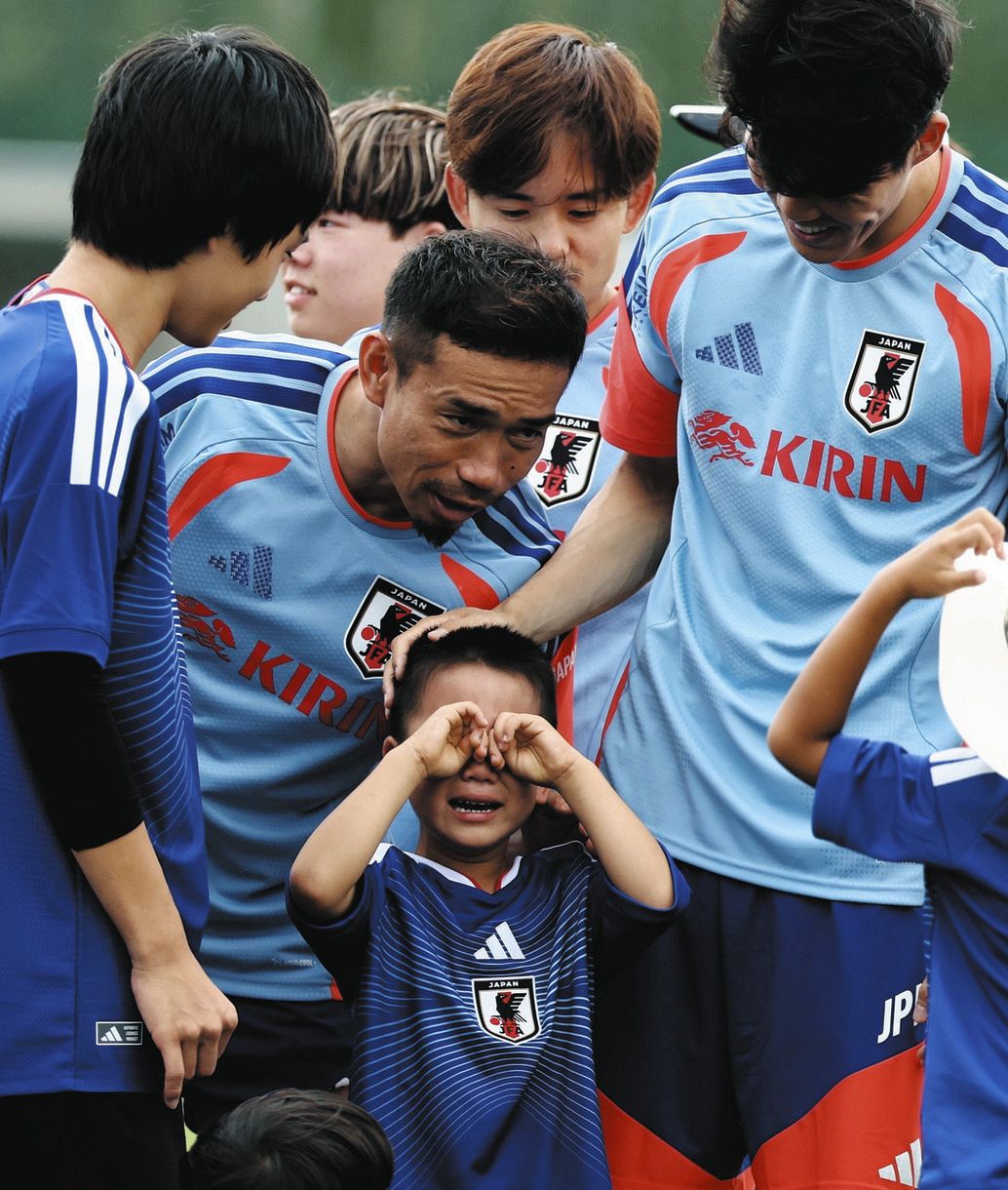 サッカー日本代表、現地の日本人と交流も”ハプニング” 冨安健洋の前で