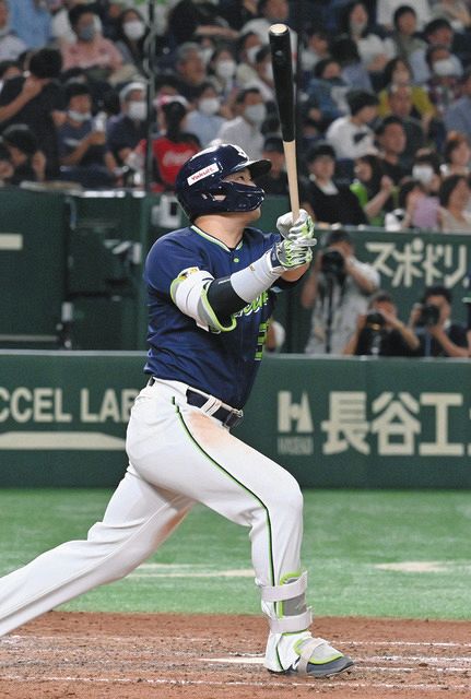 ７回表１死一塁、右越え２ランを放つヤクルト・村上