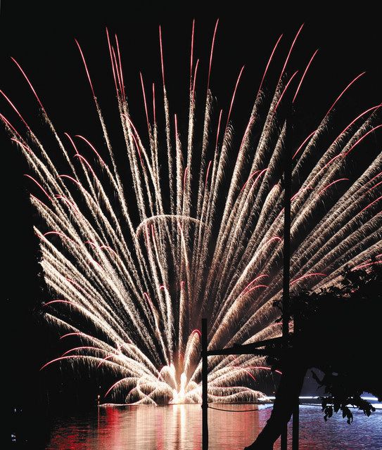 湖面と夜空 光で満ちる 大町 木崎湖で灯籠流しと花火 中日新聞web