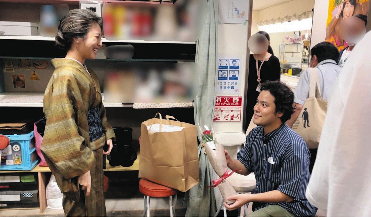 ◇プロポーズ？を受ける浜辺美波【写真】：中日スポーツ・東京中日スポーツ