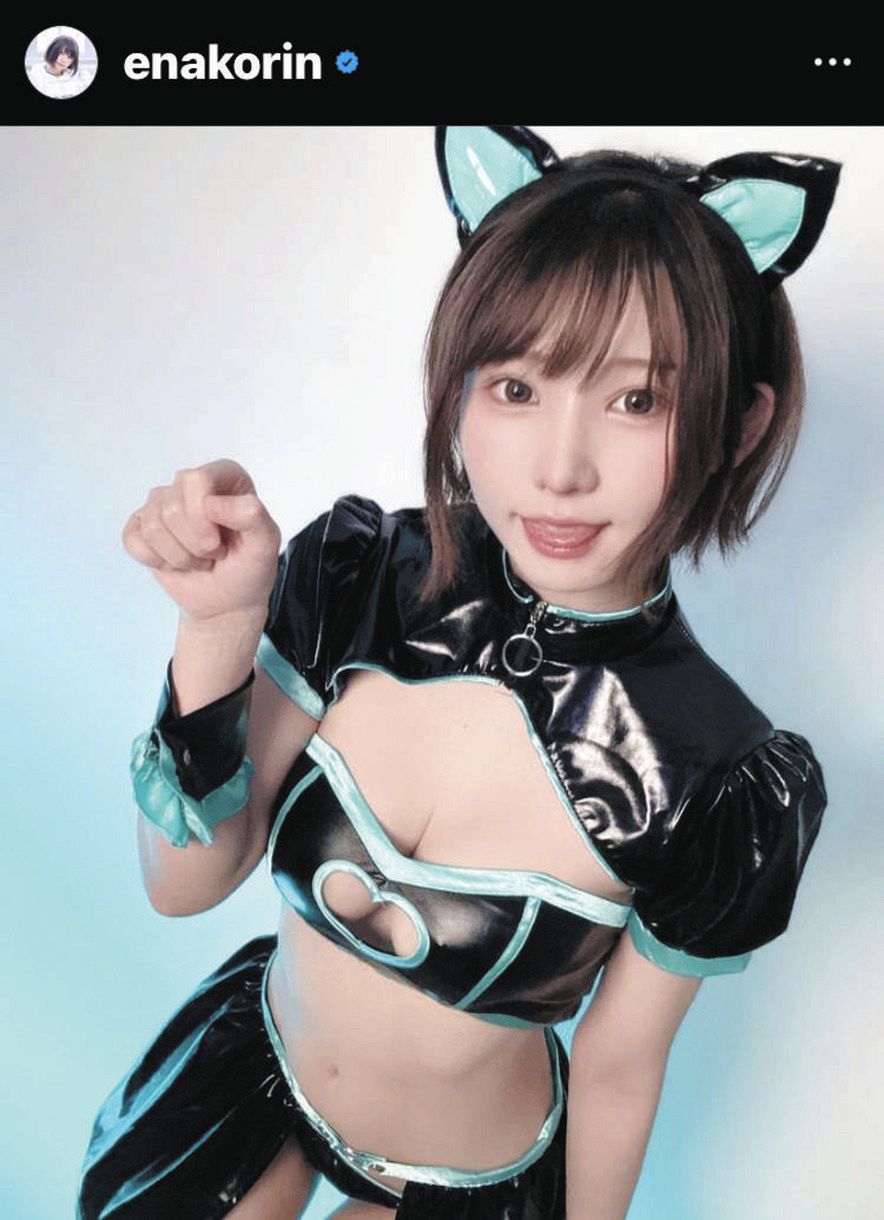 写真】えなこ、笑顔で招き猫ポーズ：中日スポーツ・東京中日スポーツ