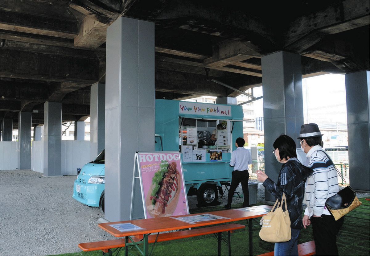 高架下を活用する実験で出店したキッチンカー＝津島市の名鉄津島駅で