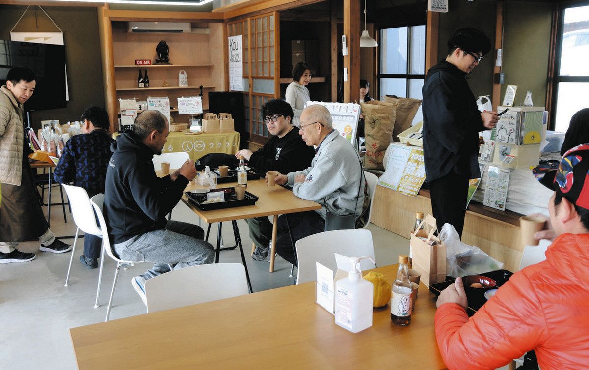 談笑しながら卵かけご飯セットを味わう来場者ら＝津市大里睦合町で
