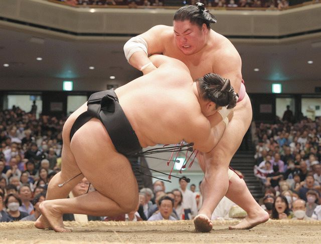 捨て身の小手投げで大栄翔が霧島を破り10勝4敗で優勝争いに残る