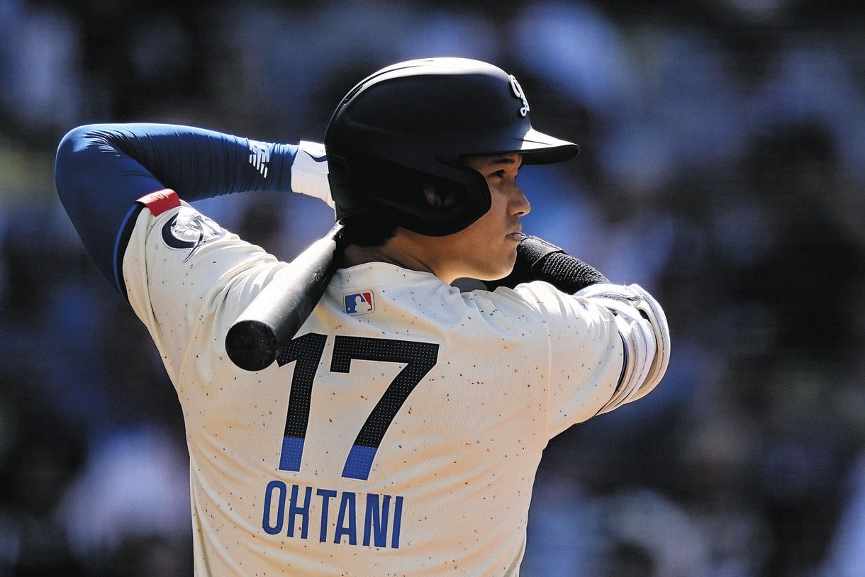 大谷翔平☆メジャー公式フォト 写真 2018 大谷翔平、“30歳初アーチ”の4試合ぶり28号…右中間へのソロ本塁打