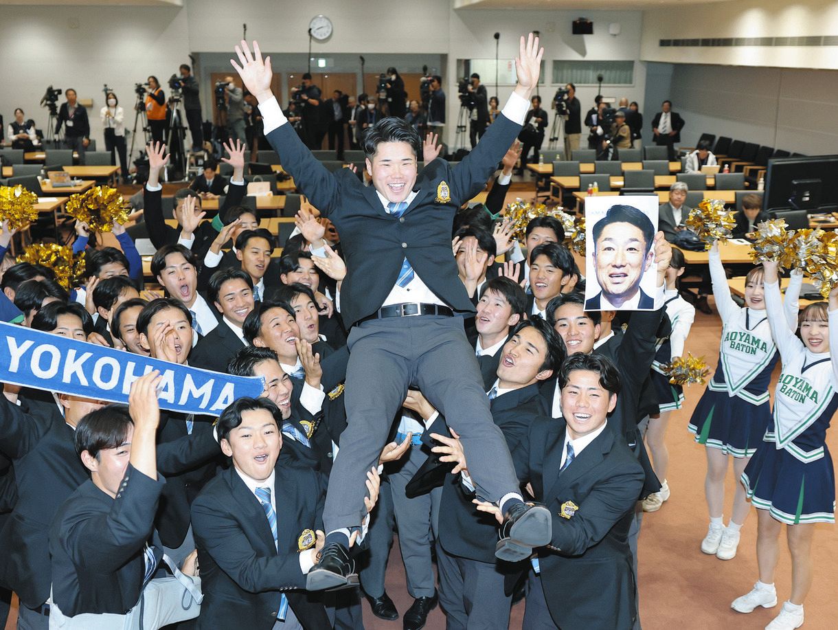 DeNAから1位指名を受け、青学大野球部ナインに胴上げされる小田康一郎内野手（中央）