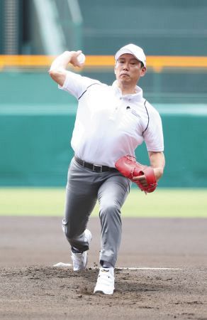 井端弘和さんが夏の甲子園開幕試合で始球式 内角への直球で球児たちに熱いエール 中日スポーツ 東京中日スポーツ