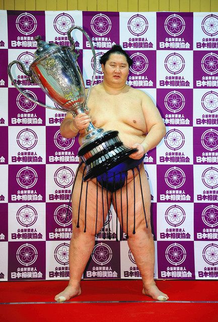 大相撲名古屋場所で優勝し賜杯を持つ逸ノ城