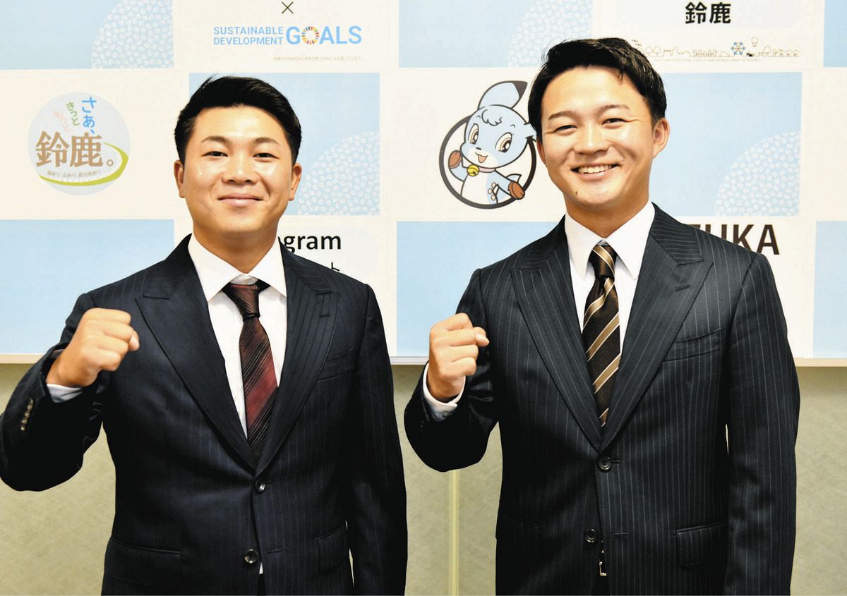 プロ入りを果たした珠侑さん（右）と兄の敢大さん＝鈴鹿市役所で