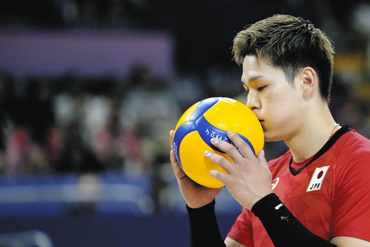 ◇バレーボール・西田有志、ボールにキス【写真】：中日スポーツ・東京中日スポーツ