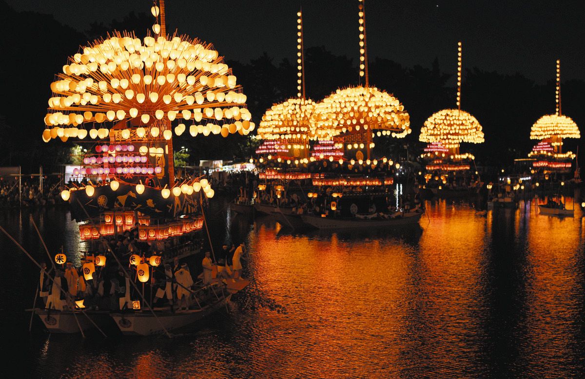 水面照らすちょうちん500個、まきわら船繰り出す ユネスコ無形文化遺産