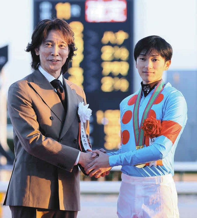 チャンピオンズC】佐々木蔵之介が表彰式でプレゼンター 「手に汗握る