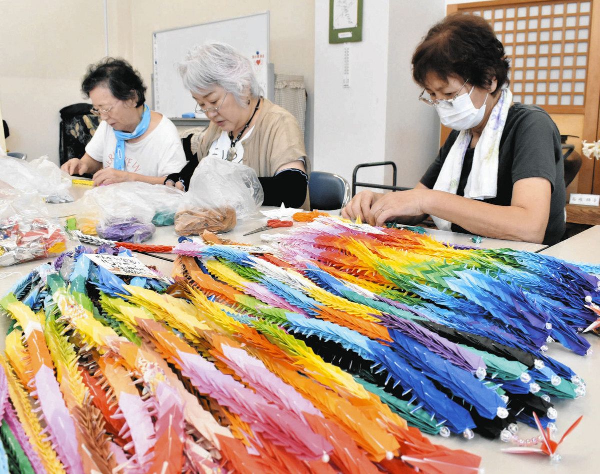 2025年 戦後80年】平和願い千羽鶴 鶴彬「顕彰する会」が折る あすから