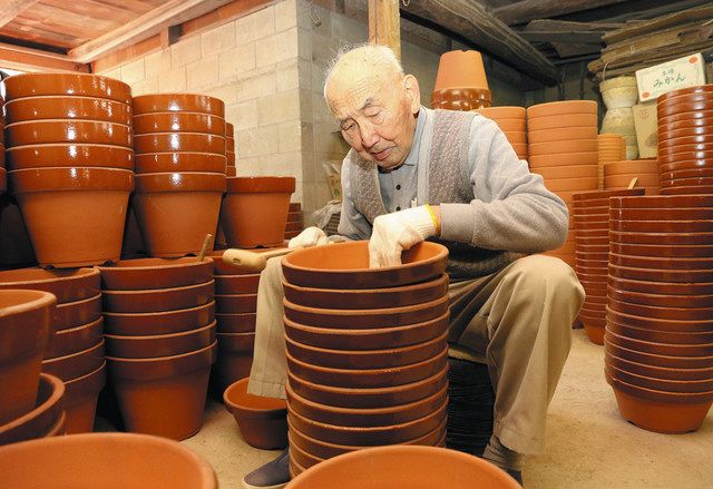 植木鉢作り７５年、途切れぬ集中力 常滑の９５歳、水川さん：中日新聞Web