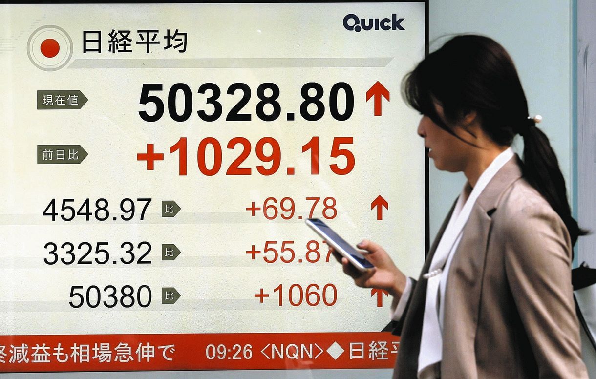 日経平均株価、史上初の5万円台 「高市トレード」が相場をけん引 ：中日新聞Web