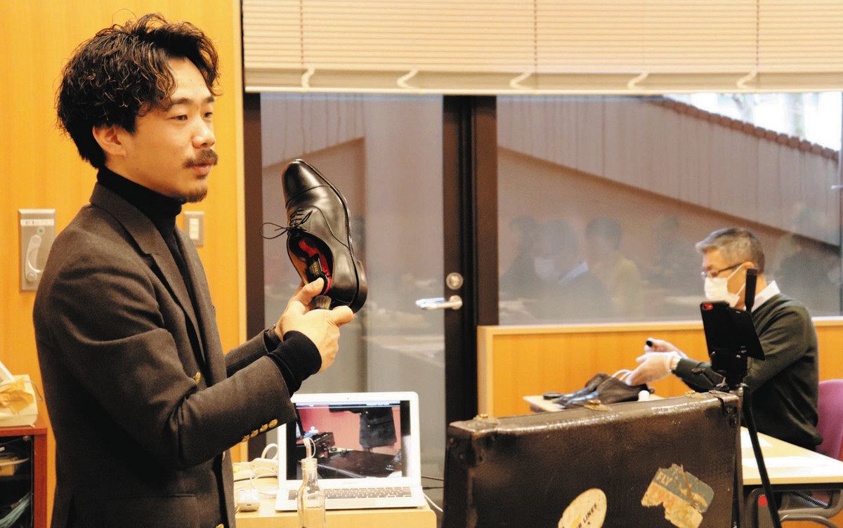 靴磨きのこつを話した相賀善博さん（左）＝金沢市泉野図書館で 