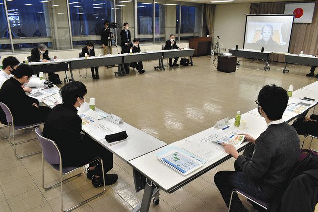 ７回目の会合で意見を出し合う審議会の委員たち＝敦賀市役所で 