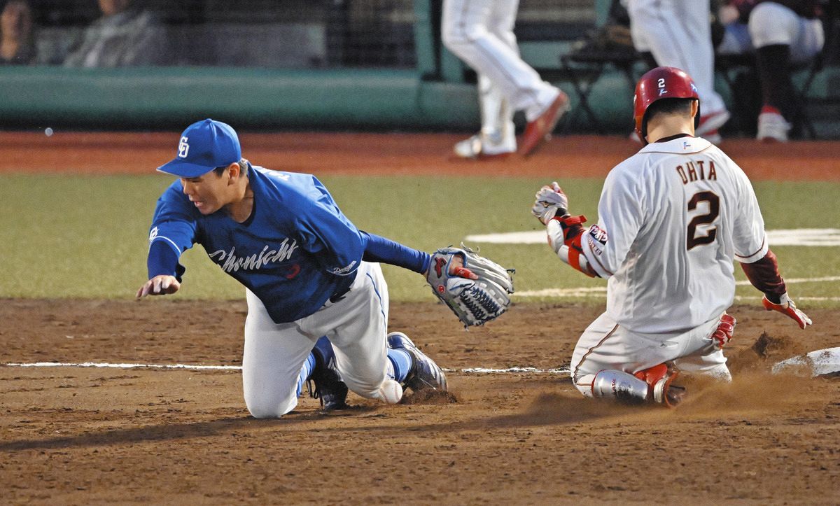 ３回、左中間三塁打を放った太田と交錯する中日・高橋周