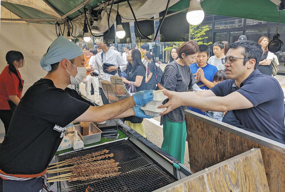 全国各地の丼や世界各国の料理を買い求める人たち＝福井市中央１で 