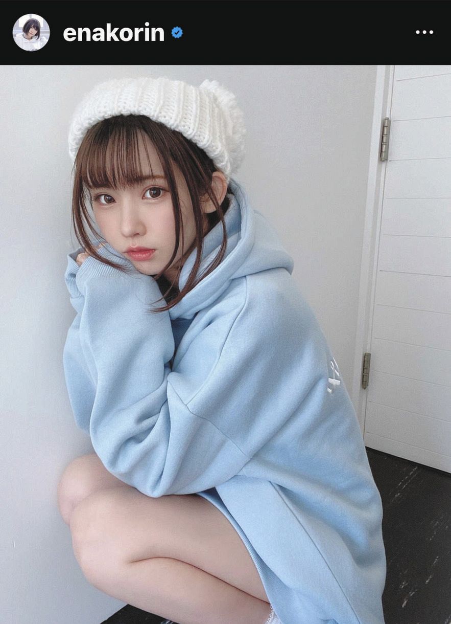 写真】えなこ『天使のひざ見せ』パーカショット：中日スポーツ・東京中 