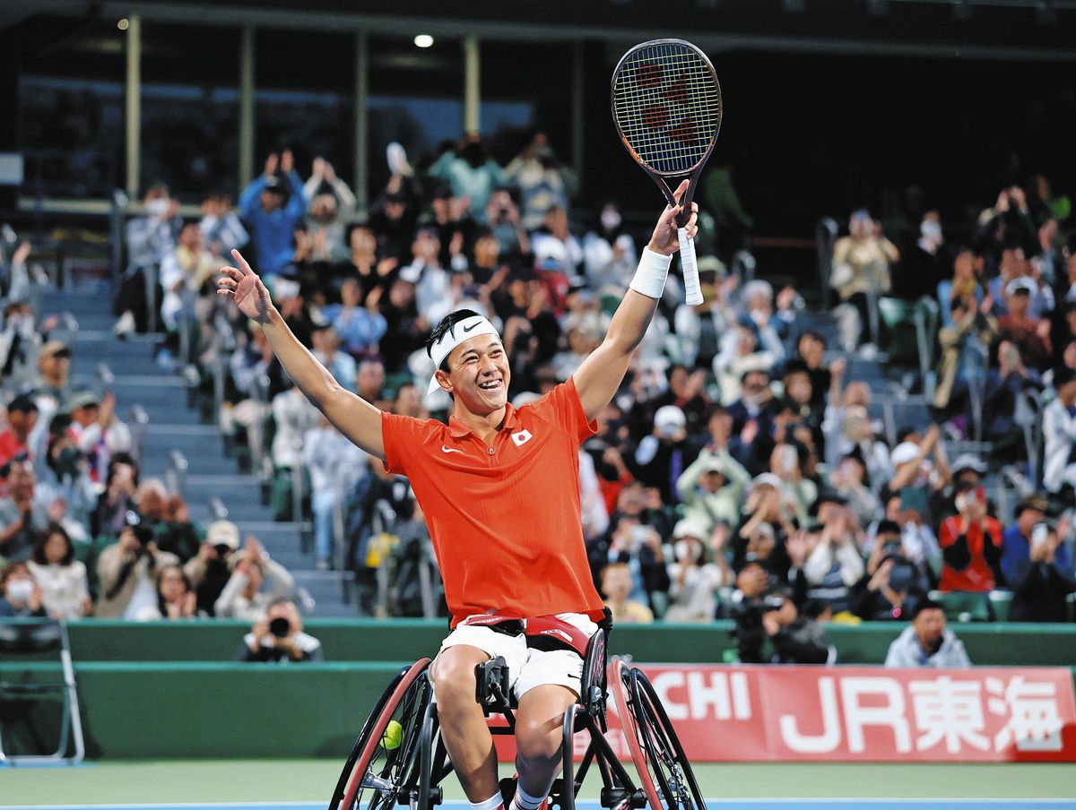 男子シングルスで優勝し、喜ぶ小田凱人