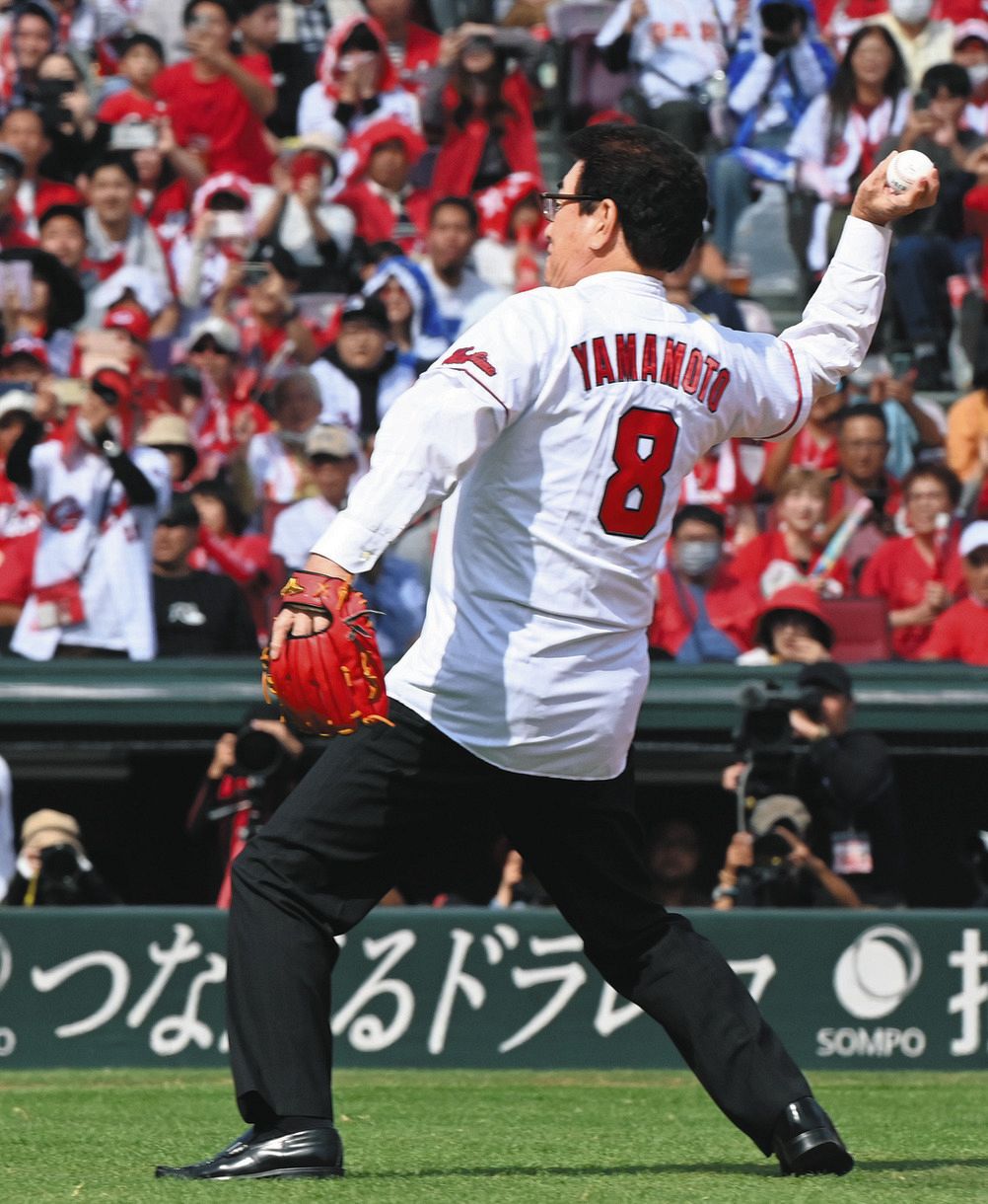 ◇山本浩二さん、背番号「8」で始球式【写真】：中日スポーツ・東京中