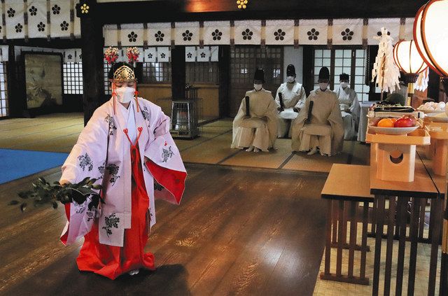 除夜祭で「豊栄の舞」を奉納するみこ＝金沢市尾山町で

