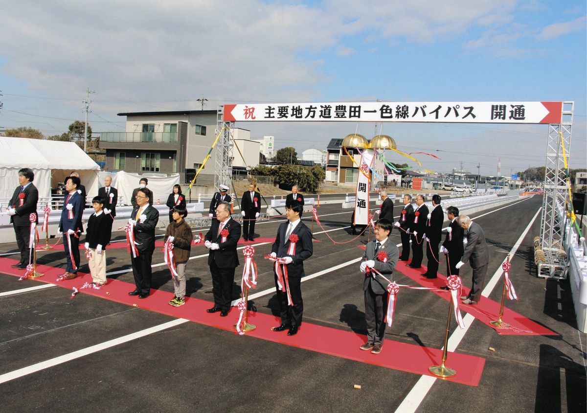テープカットをして開通を祝う関係者＝西尾市上町丸山で