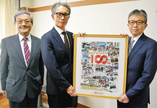 100周年紙面をパネルに 磐田南高へ本社が寄贈：中日新聞しずおかWeb