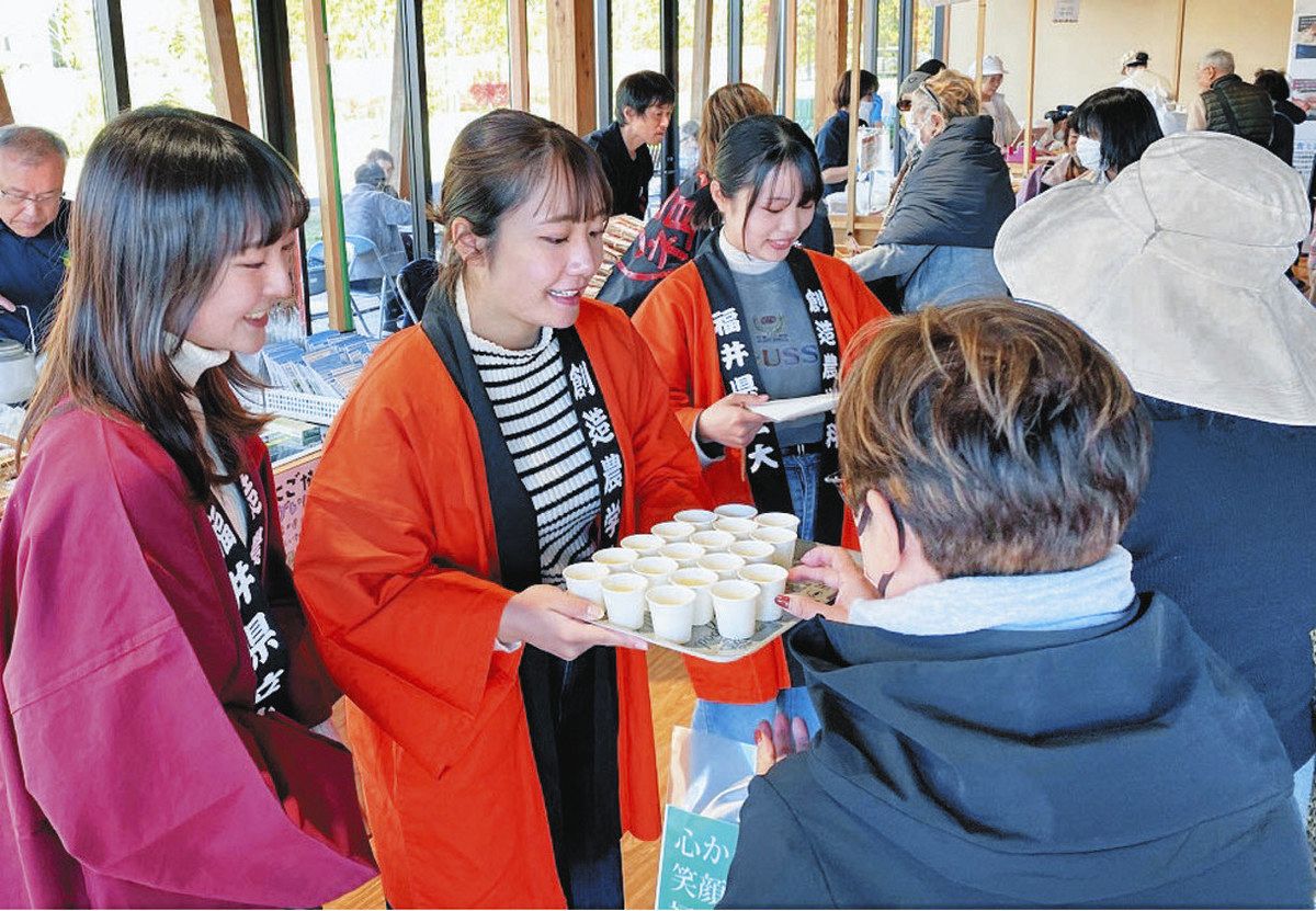 越前白茎ごぼうを使った茶を来場者に振る舞う学生たち＝長野県軽井沢町で