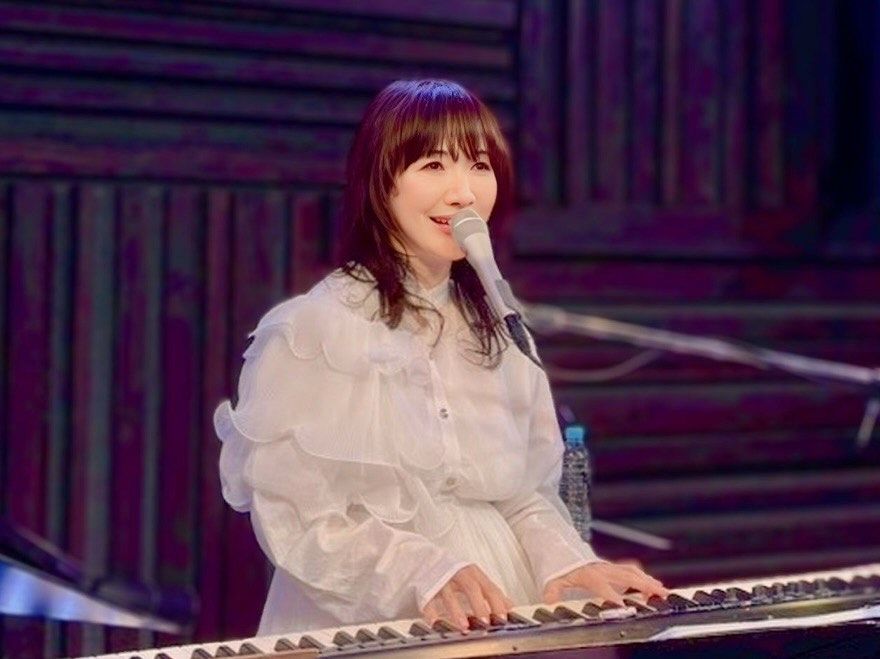 平松愛理、人生初の“完全ワンオペ”弾き語りワンマンツアーに挑戦中