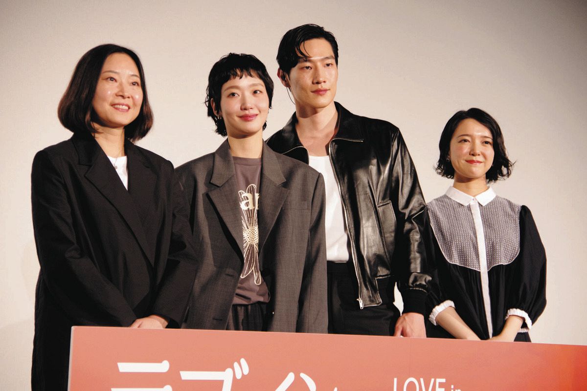 （左から）イ・オニ監督、キム・ゴウン、ノ・サンヒョンと、フォトセッションで端に加わった上白石萌音