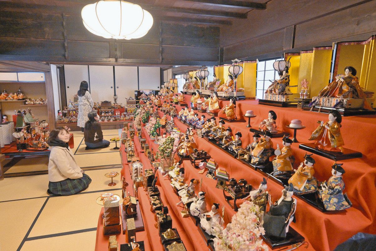 思い出たっぷり、ひな人形にほっこり 越前町・旧水野家住宅に500体：中