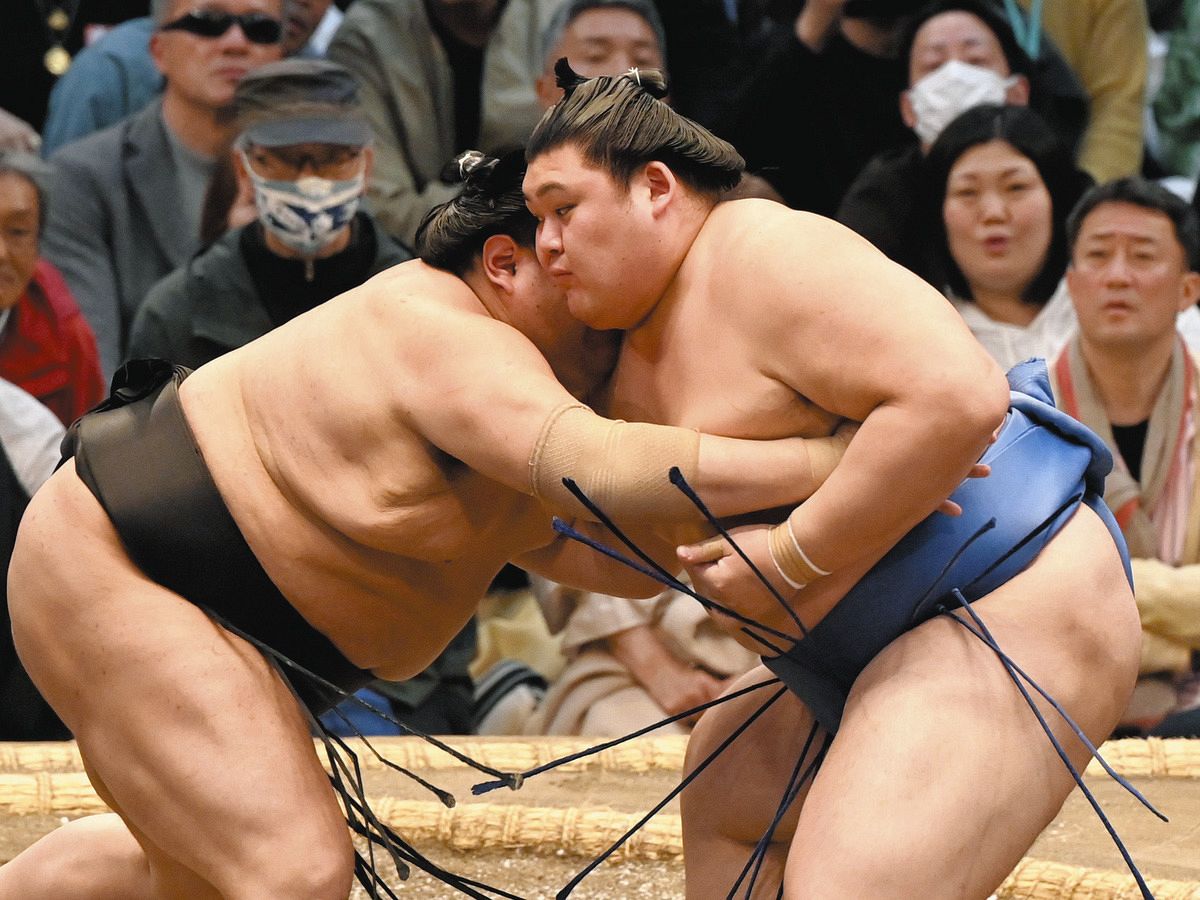 大の里（右）は果敢に攻め、寄り切りで阿炎を下す