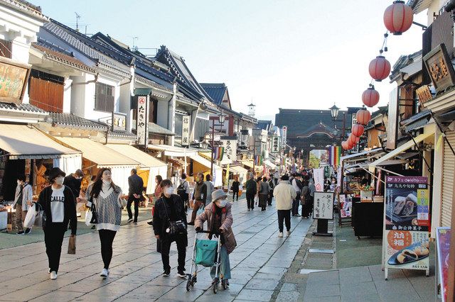 平日でも多くの観光客が詰めかける善光寺の仲見世通り＝長野市で