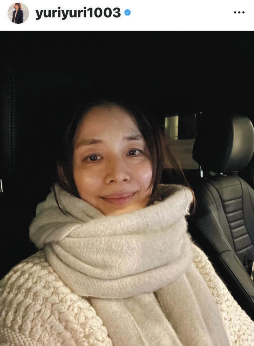 ◇石田ゆり子「大みそかイブ」のマフラーコーデ【写真】：中日スポーツ